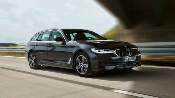Plug-in hibrid BMW 5 Touring, 2021, G31, egy mozgó autó rézsútos elölnézetből Plug-in hibrid BMW 5 Touring, 2021, G31, egy utcán haladó autó rézsútos elölnézetből