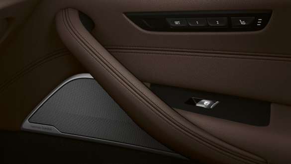 Bowers & Wilkins Diamond surround hangsugárzó rendszer, BMW 5 Touring, G31 Bowers & Wilkins Diamond surround hangsugárzó rendszer, BMW 5 Touring, G31, Facelift 2020, belső tér, az ajtó közelről