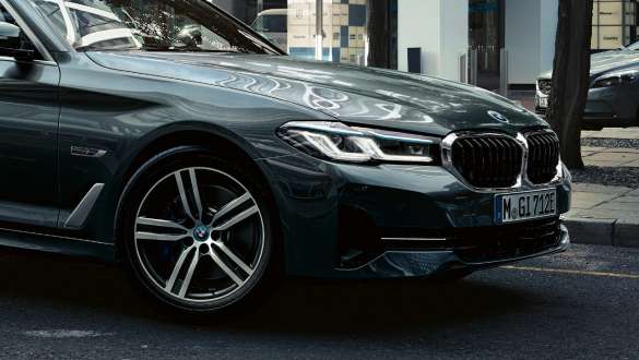 Integrált aktív kormányzás, BMW 5 Touring, G31 Integrált aktív kormányzás, BMW 5 Touring, G31, Facelift 2020, egy mozgó autó rézsútos elölnézetből