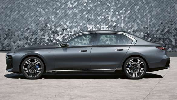 Oldalnézet, BMW 7 Limousine, G70 ICE, M Sport csomag BMW 7 Limousine, G70 ICE, 740i M Sport csomag, Frozen sötétszürke metál, 21" M könnyűfém keréktárcsák, csillagküllős 908, oldalnézet