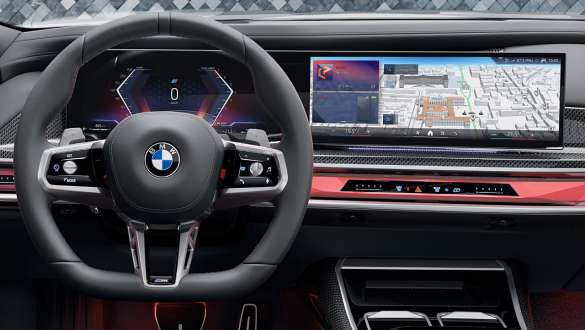 A vezető a BMW központi kijelzőjét használja A vezető a BMW központi kijelzőjének érintőfunkcióját használja
