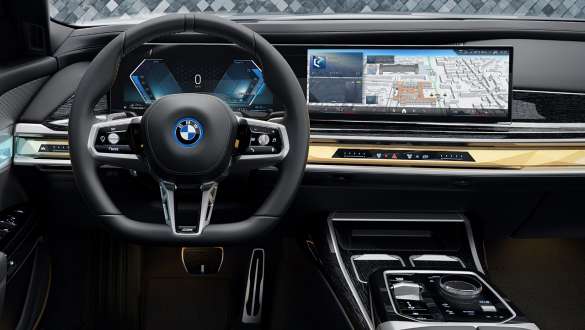 Középkonzol, BMW 7 Limousine, G70 PHEV, 750e xDrive BMW 7 Limousine, G70 PHEV, 750e xDrive, belső tér, a középkonzolon található 'Crafted Clarity' metszett üveg díszítőelemek közelről