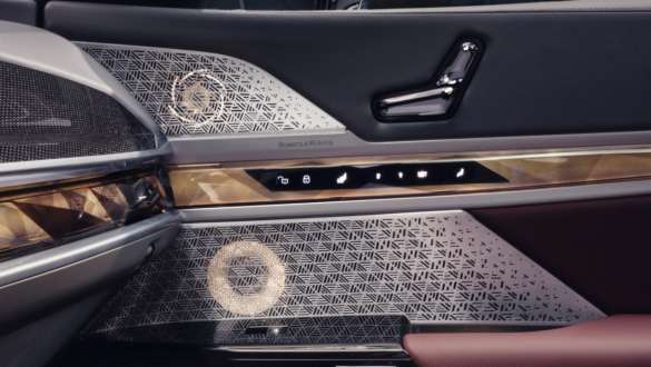 A Bowers & Wilkins Diamond surround HiFi rendszer egyik, az első utasoldali ajtóba épített hangsugárzója, BMW 7 Limousine, G70 ICE, 740i, M Sport csomag BMW 7 Limousine, G70 ICE, 740i, M Sport csomag, a Bowers & Wilkins Diamond surround HiFi rendszerhez tartozó, az első utasoldali ajtóba épített hangsugárzó