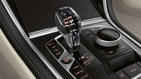 BMW M850i xDrive, Dravit szürke metál, CraftedClarity üveg díszítőelemek. BMW M850i xDrive, Dravit szürke metál, CraftedClarity üveg díszítőelemek.