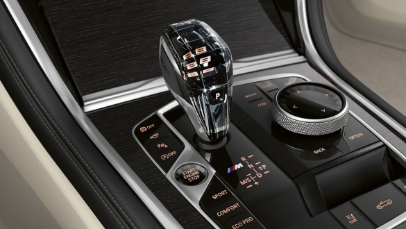 BMW M850i xDrive, Dravit szürke metál, CraftedClarity üveg díszítőelemek. BMW M850i xDrive, Dravit szürke metál, CraftedClarity üveg díszítőelemek.