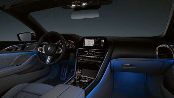 BMW M850i xDrive, Dravit szürke metál, hangulatvilágítás. BMW M850i xDrive, Dravit szürke metál, hangulatvilágítás.