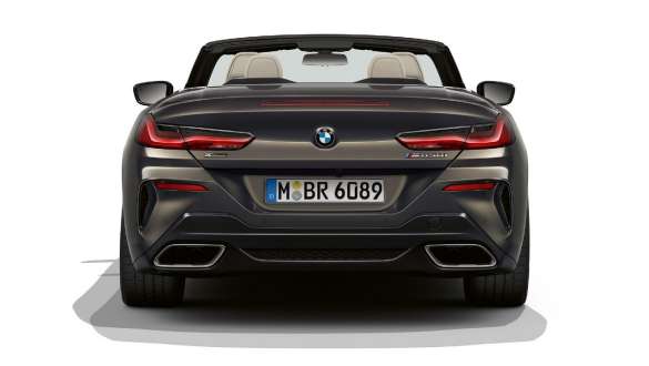 BMW M850i xDrive, Dravit szürke metál, hátulnézet, Sport kipufogórendszer. BMW M850i xDrive, Dravit szürke metál, hátulnézet, Sport kipufogórendszer.