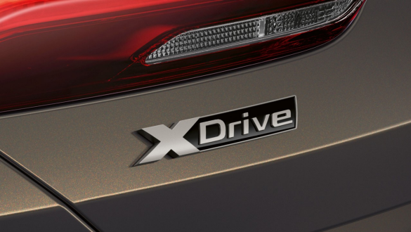 BMW M850i xDrive, Dravit szürke metál, xDrive logó. BMW M850i xDrive, Dravit szürke metál, xDrive logó.