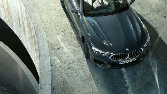 BMW M850i xDrive, Dravit szürke metál, menet közben, elölről, felülnézetből, Integrált aktív kormányzás. BMW M850i xDrive, Dravit szürke metál, menet közben, elölről, felülnézetből, Integrált aktív kormányzás.