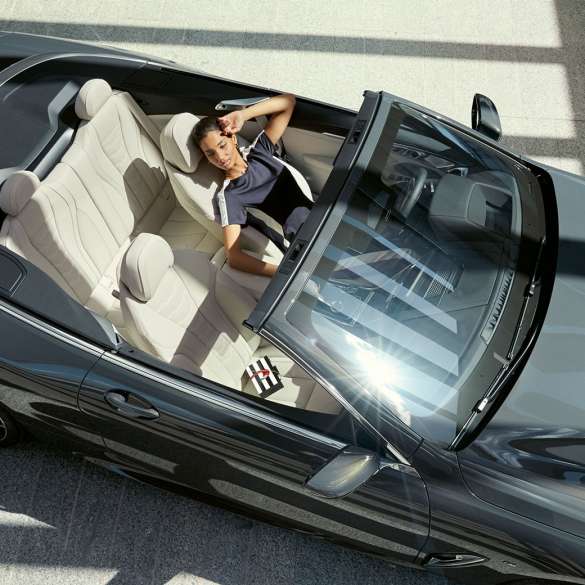 Egy BMW M850i xDrive belső tere női vezetővel, multifunkciós, Elefántcsont fehér Merino bőr kárpitozású multifunkciós ülésekkel, felülről Egy BMW M850i xDrive belső tere női vezetővel, multifunkciós, Elefántcsont fehér Merino bőr kárpitozású multifunkciós ülésekkel, felülről.