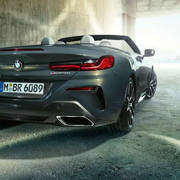 BMW M850i xDrive, Dravit szürke metál, háromnegyedes, jobb oldali hátulnézet. BMW M850i xDrive, Dravit szürke metál, háromnegyedes, jobb oldali hátulnézet.