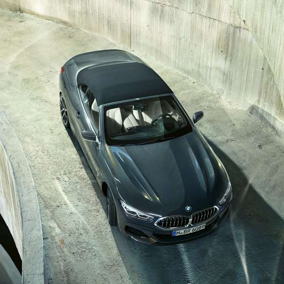 BMW M850i xDrive, Dravit szürke metál, fekete vászontetővel, felülnézet. BMW M850i xDrive, Dravit szürke metál, fekete vászontetővel, felülnézet.
