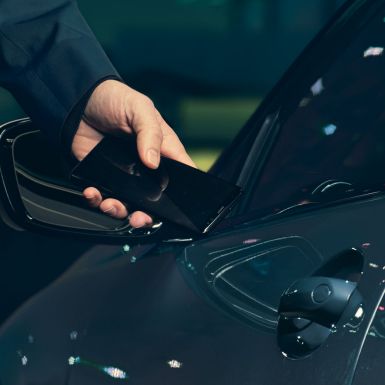 BMW M850i xDrive, a vezető az okostelefonra telepített Digitális kulccsal nyitja a járművet. BMW M850i xDrive, a vezető az okostelefonra telepített Digitális kulccsal nyitja a járművet.