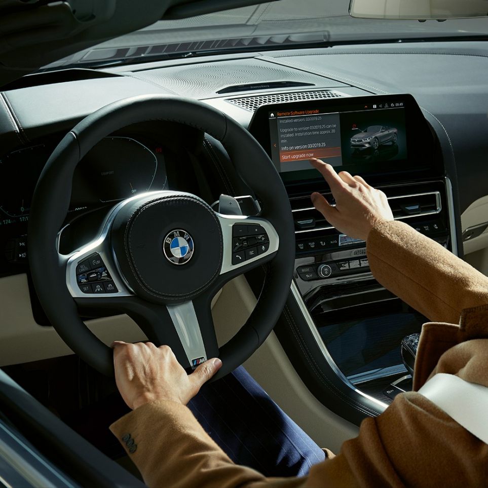 BMW M850i xDrive, a vezető érintéssel vezérli a BMW Live Cockpit Professionalt. BMW M850i xDrive, a vezető érintéssel vezérli a BMW Live Cockpit Professionalt.