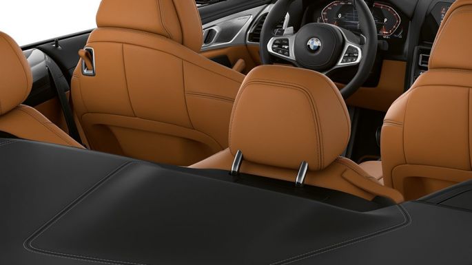 BMW M850i xDrive, belső tér nyitott vászontetővel. BMW M850i xDrive, belső tér nyitott vászontetővel.