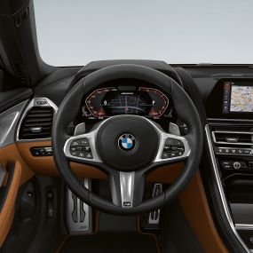 BMW M850i xDrive, M bőrkormány váltófülekkel és multifunkciós gombokkal. BMW M850i xDrive, M bőrkormány váltófülekkel és multifunkciós gombokkal.