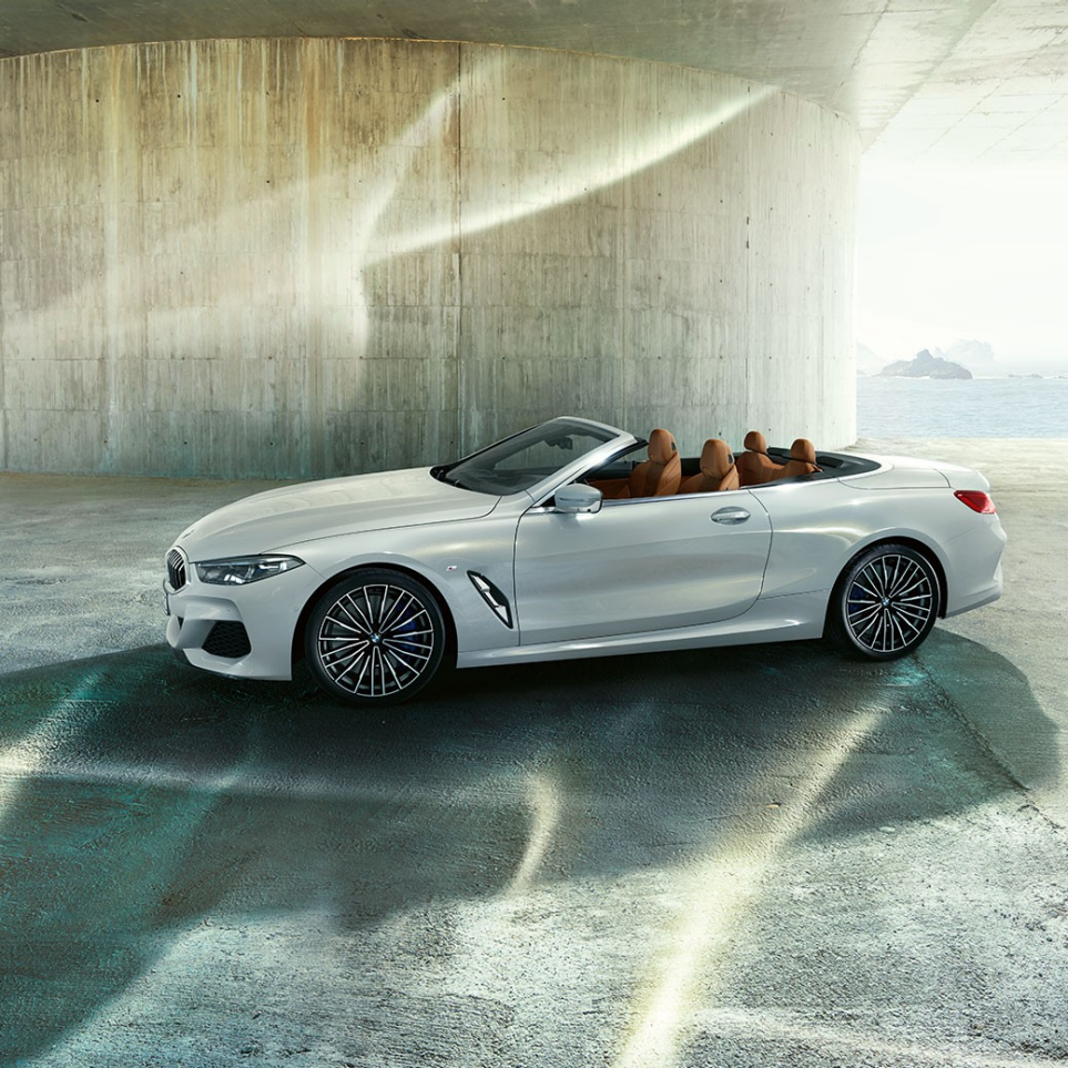 BMW M850i xDrive, Kristály fehér metál, oldalnézet nyitott vászontetővel. BMW M850i xDrive, Kristály fehér metál, oldalnézet nyitott vászontetővel.