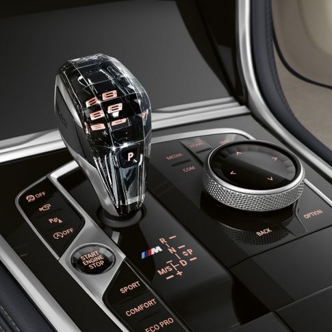 „CraftedClarity” metszett üveg díszítőelemek BMW 8-as Gran Coupé, „CraftedClarity” metszett üveg díszítőelemek