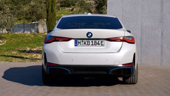 Egy parkoló autó hátulnézetből, BMW i4 eDrive40, G26, 2021 BMW i4 eDrive40, G26, 2021, egy parkoló, Kristály fehér fényezésű autó hátulnézetből