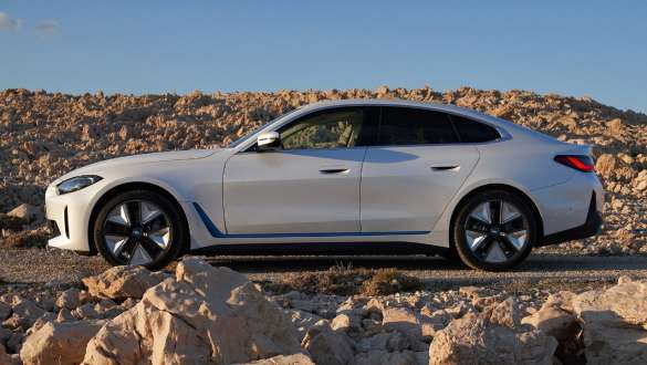 Egy terepen látható autó oldalnézetből, BMW i4 eDrive40, G26, 2021 BMW i4 eDrive40, G26, 2021, egy Kristály fehér, oldalnézetből látható autó terepen
