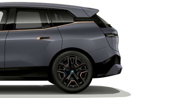 Integrált aktív kormányzás, BMW iX M60, i20, 2022, elektromos SUV BMW iX M60, i20, 2022, elektromos SUV, BMW Individual Storm Bay metál, Integrált aktív kormányzás, oldalsó hátulnézet