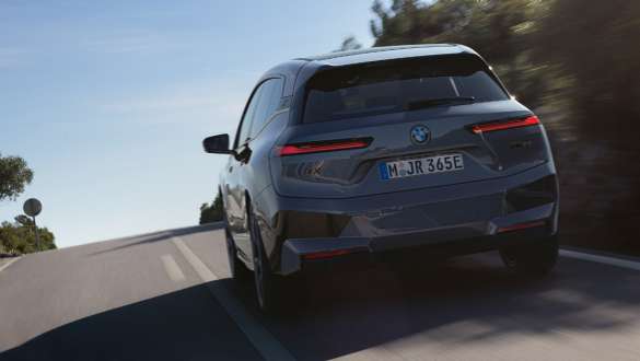 Launch Control, BMW iX M60, i20, 2022, elektromos SUV BMW iX M60, i20, 2022, elektromos SUV, Launch Control, egy mozgó autó hátulnézetből