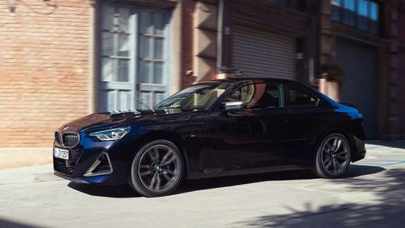 Rézsútos oldalnézet, BMW M240i xDrive Coupé, G42, 2021, Steptronic Sport sebességváltó BMW M240i xDrive Coupé, G42, 2021, Zafírfekete metál, rézsútos oldalnézet, Steptronic Sport sebességváltó