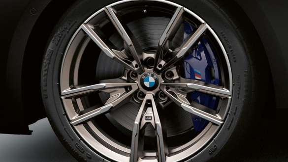 M Sport fék, sötétkék metálfényezésű féknyereg, BMW M240i xDrive Coupé, G42, 2021 BMW M240i xDrive Coupé, G42, 2021, M Sport fék, a sötétkék metálfényezésű féknyereg közelről