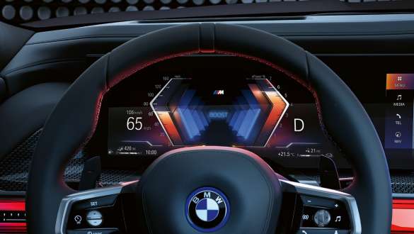 M Sport Boost, BMW M760e xDrive Limousine, G70 Az M kormány és a BMW Curved Display kijelző, BMW M760e xDrive Limousine, G70, közelről