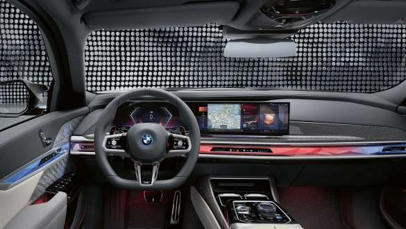 Műszerfal, BMW M760e xDrive Limousine, G70 A műszerfal az M kormánnyal, BMW Curved Display kijelző és BMW Interakciós Sáv, BMW M760e xDrive Limousine, G70