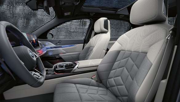 BMW Individual Merino bőr/gyapjúkasmír kombinációjú kárpit exkluzív elemekkel, BMW M760e xDrive Limousine, G70 A belső tér a BMW Individual Merino bőr/gyapjúkasmír kombinációjú kárpit exkluzív elemekkel felszereltséggel, BMW M760e xDrive Limousine, G70