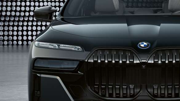 Látványos orr-dizájn, BMW M760e xDrive Limousine, G70 A motorháztető és a vese az M logóval, BMW M760e xDrive Limousine, G70, kéttónusú BMW Individual Zafírfekete metál, BMW Individual Dravit szürke metál fényezés, közelről
