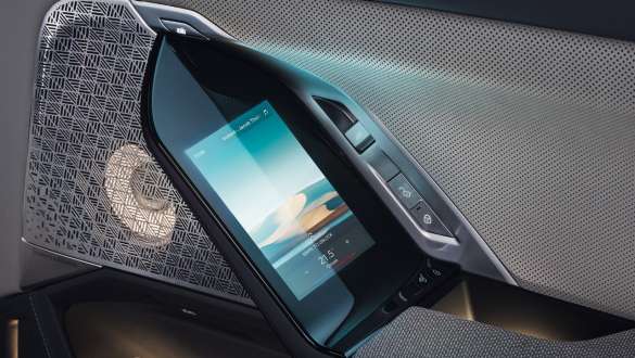 BMW Touch Command, BMW M760e xDrive Limousine, G70 BMW Touch Command, BMW M760e xDrive Limousine, G70, a hátsó ajtó közelről