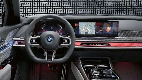 Előfizethető funkciók, BMW M760e xDrive Limousine, G70 Előfizethető funkciók, BMW M760e xDrive Limousine, G70, közelről kijelző