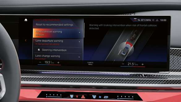 Driving Assistant Professional, BMW M760e xDrive Limousine, G70 Driving Assistant Professional, BMW M760e xDrive Limousine, G70, BMW Curved Display kijelző