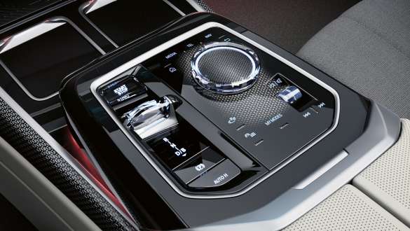 Intelligens menetprogramok, BMW M760e xDrive Limousine, G70 Középkonzol, BMW M760e xDrive Limousine, G70, közelről