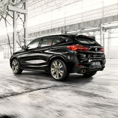 M hátsó légterelő, BMW X2 M35i M hátsó légterelő, BMW X2 M35i, Zafírfekete metál, F39, rézsútos elölnézet