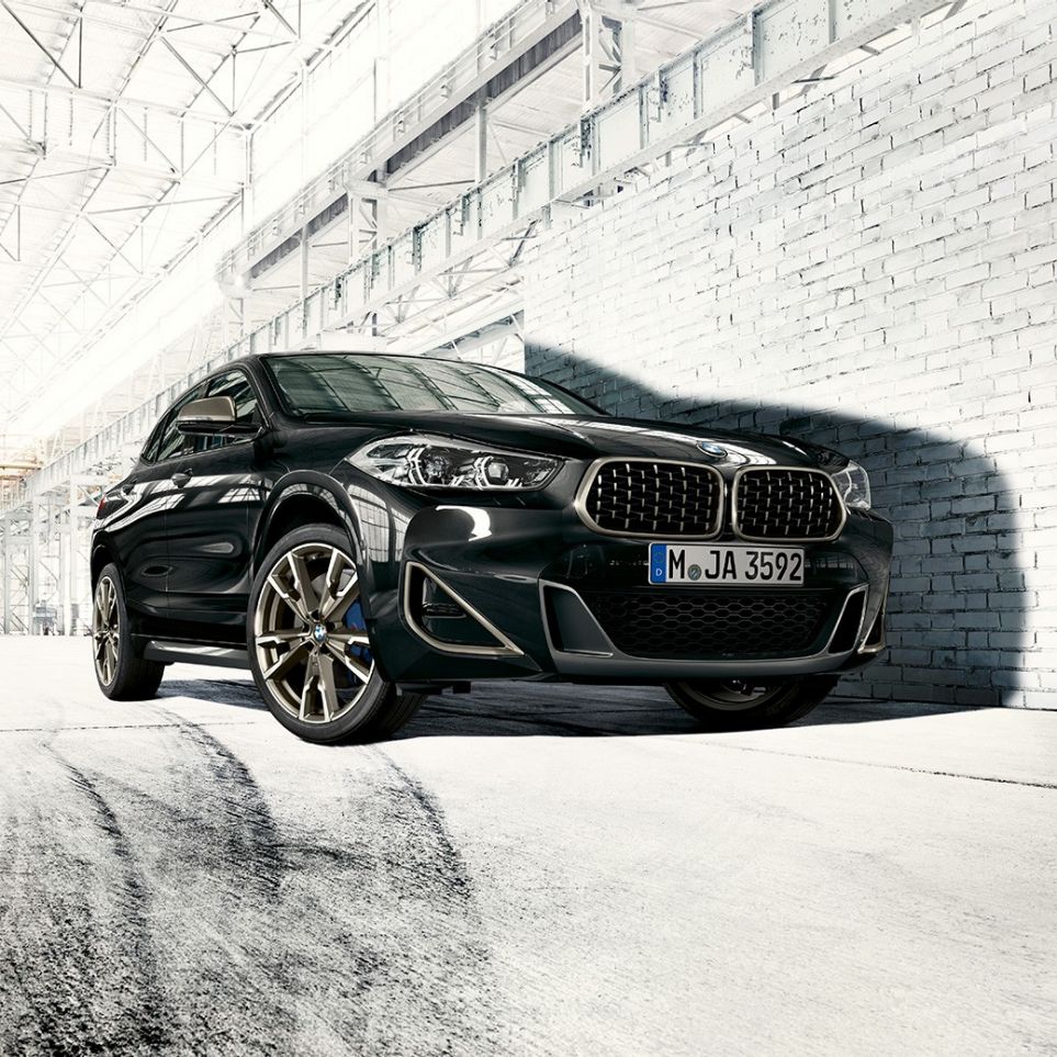 Dupla vese, BMW X2 M35i Dupla vese, MW X2 M35i, Zafírfekete metál, F39, rézsútos elölnézet