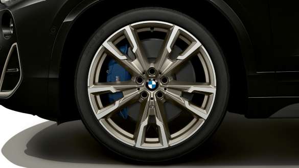 M Sport fék, BMW X2 M35i M Sport fék, BMW X2 M35i, Zafírfekete metál, F39, a kerék közelről