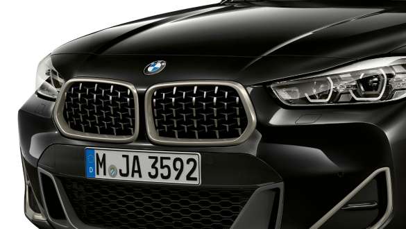 Dupla vese, BMW X2 M35i BMW dupla vese hálómintás betéttel, BMW X2 M35i, Zafírfekete metál, F39, rézsútos elölnézet