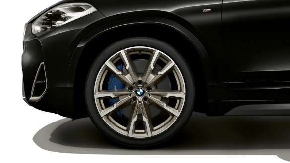 M könnyűfém keréktárcsák, BMW X2 M35i, Zafírfekete metál, F39, a kerék közelről M könnyűfém keréktárcsák, BMW X2 M35i, Zafírfekete metál, F39, a kerék közelről