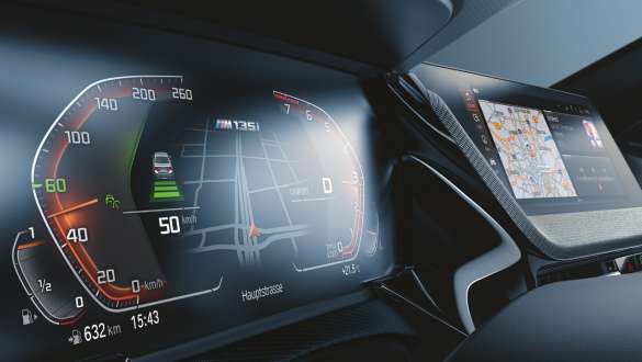 BMW Live Cockpit Professional. A BMW M135i xDrive a BMW Live Cockpit Professional felszereltséggel.
