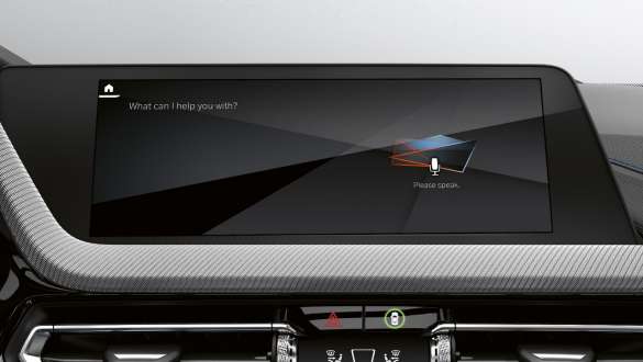 BMW Intelligent Personal Assistant. A BMW M135i xDrive a BMW Intelligent Personal Assistant felszereltséggel.