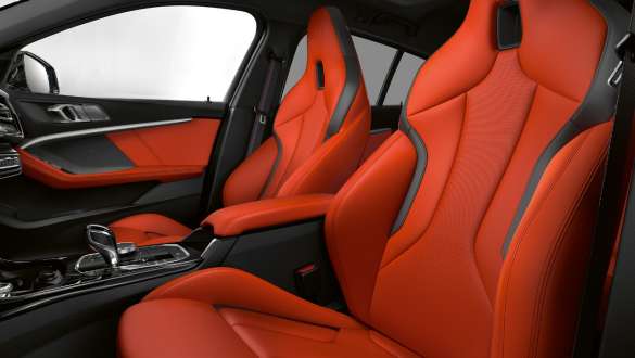 M Sport ülések. A BMW M135i xDrive belső tere a vezető és az első utas M Sport üléseivel.