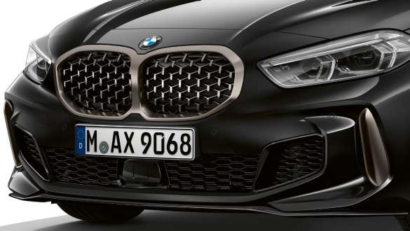 Hálómintás rácsozatú BMW vesék. Egy Zafírfekete metálfényezésű BMW M135i xDrive Cerium szürke, hálómintás rácsozatú BMW vesékkel.