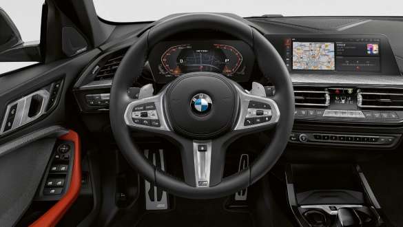 M bőrkormány. A BMW M135i xDrive műszerfala az M bőrkormánnyal.