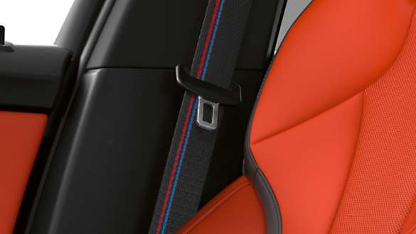 M biztonsági övek. A BMW M135i xDrive belső tere az M biztonsági övekkel.