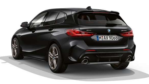 M Aerodinamikai csomag. Egy Zafírfekete metálfényezésű, M Aerodinamikai csomaggal ellátott BMW M135i xDrive hátulnézetből.