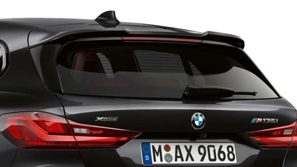 M hátsó légterelő. Egy Zafírfekete metálfényezésű, M hátsó légterelővel ellátott BMW M135i xDrive hátulnézetből.