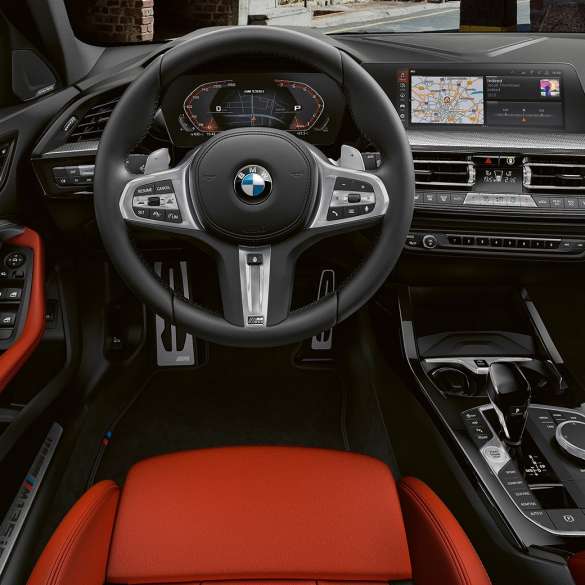BMW M135i xDrive, belső tér. A BMW M135i xDrive belső tere az M bőrkormánnyal és az M Sport ülésekkel.